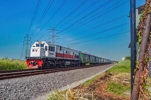 ein Serie von Ladung Züge mit Grün Wagen gezogen durch ein cc201 Lokomotive gemacht durch Allgemeines elektrisch Zugehörigkeit zu das indonesisch Eisenbahn Unternehmen, Indonesien, 28 Oktober 2023. foto