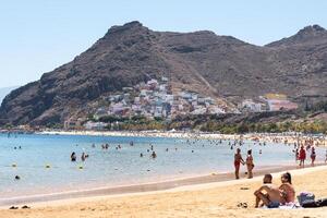 Juli 25, 2019 Teneriffa, Spanien, Kanarienvogel Inseln, Menschen Urlaub machen auf das sandig Strand von das Insel von Tenerife foto