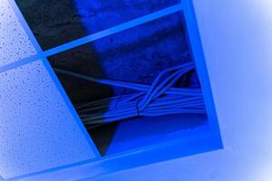 neu repariert Innere im Weiß Farben. Gipskarton Decke. leeren Zimmer. Neon- Licht. Nahansicht Aussicht foto