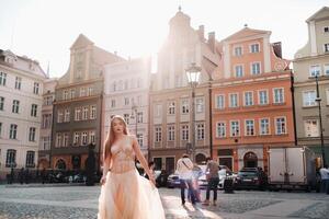 ein Braut im ein Hochzeit Kleid mit lange Haar im das alt Stadt, Dorf von Breslau. Hochzeit Foto schießen im das Center von ein uralt Stadt im polen.breslau, Polen