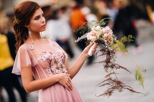 ein jung schön Braut steht beim das Center von das alt Stadt von Florenz im Italien. Braut im ein schön Rosa Kleid mit ein Strauß im toskana.italien foto