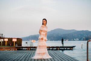 Braut im Weiß Hochzeit Kleid im das alt Stadt, Dorf von Velden bin w rthersee.model im ein Hochzeit Kleid im österreich.alpen foto