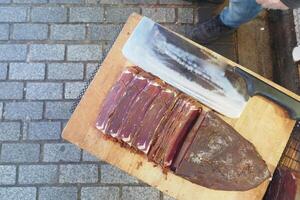 Türkisch Fleisch pasturma auf ein Hacken Tafel foto