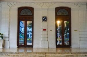zwei groß uralt hölzern Türen im das surabaya Kunst Rat Gebäude, Indonesien, 17 November 2023. foto