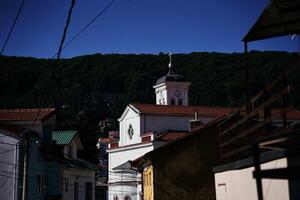 Straßen, Häuser und das Kirche von kruschewo foto
