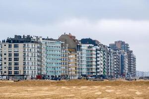 knokke,belgien,,2024, Strand Promenade auf das Belgier Küste foto