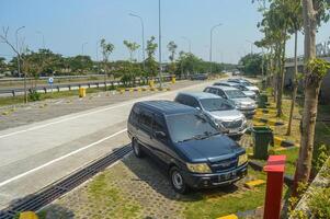 Auto Parkplatz beim einer von das sich ausruhen Bereiche auf das mojokerto-kertosono Sektion von das trans Java Maut Straße, Indonesien, 22 Dezember 2023. foto