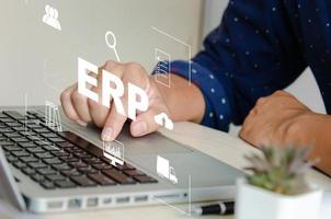Enterprise Resource Planning EPR-Softwaresystem für Geschäftsressourcenpläne. Konzepthand, die Computer-Laptop-Symbole auf dem virtuellen Bildschirm eingibt