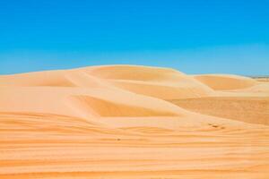 Sand Dünen von Sahara Wüste in der Nähe von ong jemel im Tozeur, Tunesien. foto