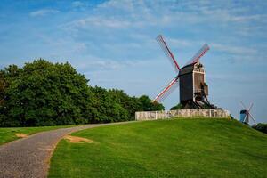 Sint-Janshuismolen Sint-Janshuis Mühle Windmühle im Brügge auf Sonnenuntergang, Belgien foto