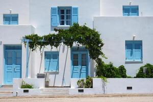 traditionell griechisch die Architektur Häuser gemalt Weiß mit Blau Türen und Fenster Fensterläden foto