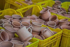 rustikal handgemacht Keramik Lehm braun Terrakotta Tassen Souvenirs beim Straße Handwerk Markt im Gafsa, Tunesien foto