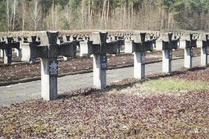 Palmen, Polen - - März 3., 2024 - - Kreuz Grabsteine beim Friedhof und Denkmal foto