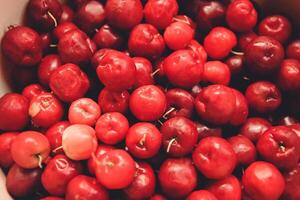 Acerola. Acerola Frucht, Reich im Vitamine. rot Früchte gestapelt oben foto