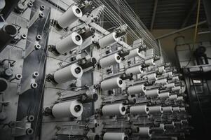 Nahansicht von Faden zum das Textil- Industrie, Weberei und Verziehen foto
