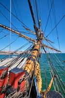 Bogengeist von alt hölzern segeln Schiff mit viele von Seil Ausrüstung foto