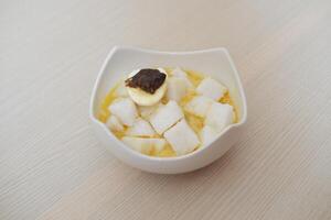 lontong Sag mal, komprimiert Reis Kuchen serviert mit Curry Kokosnuss Milch Soße und Gemüse und gekocht Ei foto