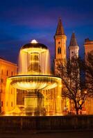 Brunnen im das geschwister-scholl-platz und st. Ludwigs Kirche foto