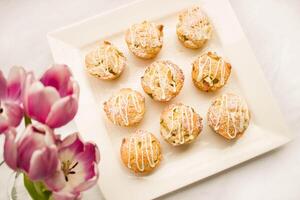 Sahne Puff Gebäck gefüllt mit Apfel und Vanille eincremen mit Tulpen foto