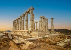 das berühmt Tempel von Poseidon im Griechenland mit Blau Himmel. im griechisch Mythologie, das Gott von das Meer. Kap Sounion, Ruinen von das uralt Tempel während Sonnenuntergang. foto