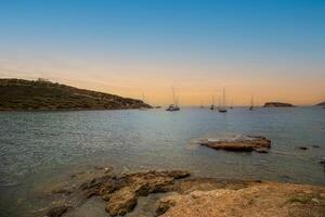 das berühmt Tempel von Poseidon im Griechenland mit Blau Himmel. im griechisch Mythologie, das Gott von das Meer. Kap Sounion, Ruinen von das uralt Tempel während Sonnenuntergang. foto