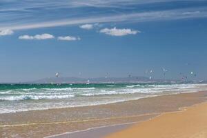 Kitesurfen Kitesurfen Kiteboarder Kitesurfer Drachen auf das Ozean Strand foto