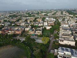 rechteckig geformt Siedlung von das Reich Bezirk, suchen Nieder Antenne Aussicht von über Vogel Auge Aussicht Villen mit Schwimmbad auf 22.07.2023 im lahore Pakistan foto