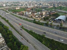 rechteckig geformt Siedlung von das Reich Bezirk, suchen Nieder Antenne Aussicht von über Vogel Auge Aussicht Villen mit Schwimmbad auf 22.07.2023 im lahore Pakistan foto