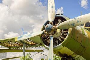 ein Fragment von Flugzeug Flügel mit vierblättrig Flugzeug Propeller gegen Blau Himmel foto