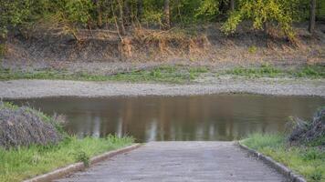 Boot Rampe auf lamin Fluss im früh Frühling beim Roberts Bluff Zugriff in der Nähe von schwarzes Wasser, Missouri foto