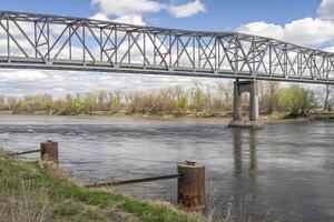 Brownville Brücke gebaut im 1939 ist ein Fachwerk Brücke Über das Missouri Fluss auf uns Route 136 von Abonnieren Bezirk, Nebraska, zu Abonnieren Bezirk, Missouri, beim Brownville, Nebraska, Frühling Landschaft foto