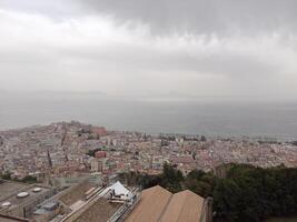 Panorama von Neapel von Burg Sant’Elmo bietet an ein atemberaubend Aussicht von das Stadt beschwingt Straßen, historisch Sehenswürdigkeiten, und das faszinierend Schönheit von das Bucht von Neapel foto