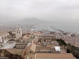 Panorama von Neapel von Burg Sant’Elmo bietet an ein atemberaubend Aussicht von das Stadt beschwingt Straßen, historisch Sehenswürdigkeiten, und das faszinierend Schönheit von das Bucht von Neapel foto