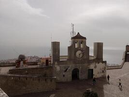 Panorama von Neapel von Burg Sant’Elmo bietet an ein atemberaubend Aussicht von das Stadt beschwingt Straßen, historisch Sehenswürdigkeiten, und das faszinierend Schönheit von das Bucht von Neapel foto