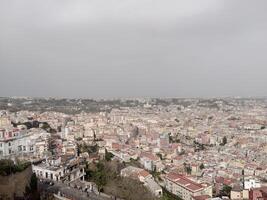 Panorama von Neapel von Burg Sant’Elmo bietet an ein atemberaubend Aussicht von das Stadt beschwingt Straßen, historisch Sehenswürdigkeiten, und das faszinierend Schönheit von das Bucht von Neapel foto