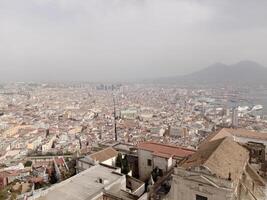 Panorama von Neapel von Burg Sant’Elmo bietet an ein atemberaubend Aussicht von das Stadt beschwingt Straßen, historisch Sehenswürdigkeiten, und das faszinierend Schönheit von das Bucht von Neapel foto