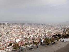 Panorama von Neapel von Burg Sant’Elmo bietet an ein atemberaubend Aussicht von das Stadt beschwingt Straßen, historisch Sehenswürdigkeiten, und das faszinierend Schönheit von das Bucht von Neapel foto