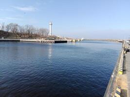 nehmen ein Bummel entlang das Hafen und Seebrücke im Kołobrzeg, Polen, bietet an ein herrlich Erfahrung mit malerisch Ansichten von das baltisch Meer und das geschäftig maritim Aktivität. foto