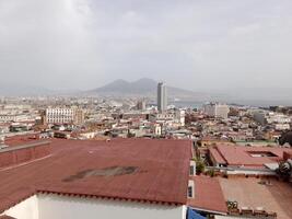 Panorama von Neapel von Burg Sant’Elmo bietet an ein atemberaubend Aussicht von das Stadt beschwingt Straßen, historisch Sehenswürdigkeiten, und das faszinierend Schönheit von das Bucht von Neapel foto