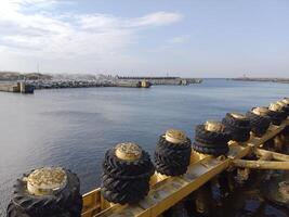 nehmen ein Bummel entlang das Hafen und Seebrücke im Kołobrzeg, Polen, bietet an ein herrlich Erfahrung mit malerisch Ansichten von das baltisch Meer und das geschäftig maritim Aktivität. foto