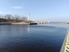 nehmen ein Bummel entlang das Hafen und Seebrücke im Kołobrzeg, Polen, bietet an ein herrlich Erfahrung mit malerisch Ansichten von das baltisch Meer und das geschäftig maritim Aktivität. foto