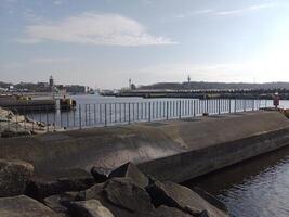 nehmen ein Bummel entlang das Hafen und Seebrücke im Kołobrzeg, Polen, bietet an ein herrlich Erfahrung mit malerisch Ansichten von das baltisch Meer und das geschäftig maritim Aktivität. foto