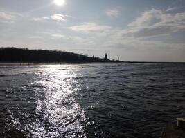 nehmen ein Bummel entlang das Hafen und Seebrücke im Kołobrzeg, Polen, bietet an ein herrlich Erfahrung mit malerisch Ansichten von das baltisch Meer und das geschäftig maritim Aktivität. foto