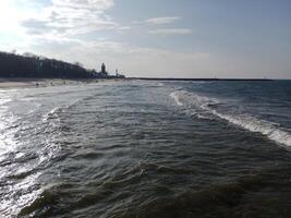 nehmen ein Bummel entlang das Hafen und Seebrücke im Kołobrzeg, Polen, bietet an ein herrlich Erfahrung mit malerisch Ansichten von das baltisch Meer und das geschäftig maritim Aktivität. foto