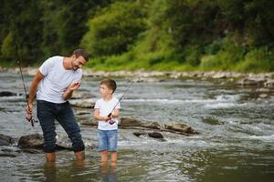 Vater Lehren Sohn Wie zu Fliegenfischen im Fluss foto