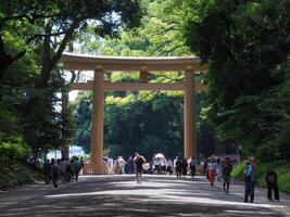 Tokio, Japan. Juni 08, 2023. überfüllt Menschen beim Meji jingu ichino Torii. foto