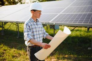 Installation und Verdrahtung von eigenständige Solar- Foto voltaic Panel System. Nahansicht von jung Elektriker im Schutzhelm. Alternative Energie Konzept.