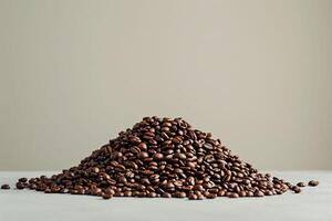ai generiert ein reich, aromatisch Haufen von Kaffee Bohnen sitzt gegen ein neutral Hintergrund. benutzt im Werbung zum Kaffee Marken oder zu verbessern Gourmet Erfahrungen im Essen Leitartikel. foto