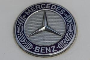gaziveren Zypern 10.03.2024 - - Mercedes Logo auf das Kapuze von das Auto 1 foto
