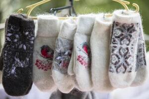 Verkauf von warm gestrickt Handschuhe. Vitrine mit Russisch Fäustlinge foto